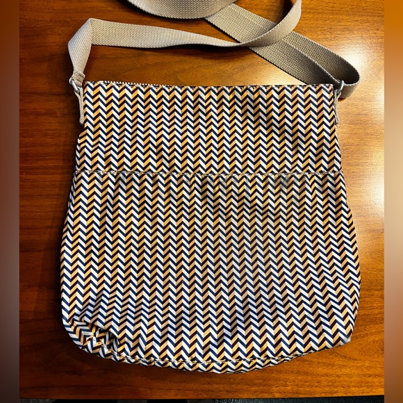 Kipling bag, I reversed the inside of the bag to show pictures of clean inside. - Picture 3 of 7